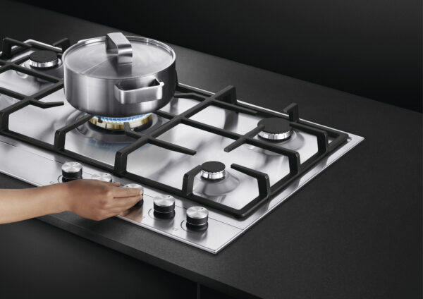 F&P GAS ON STEEL HOB - NG - 90cm - Brushed Stainless Steel - Image 3