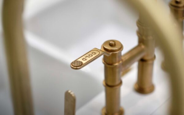 P & R 4549HT Armstrong Bridge Mixer with Pull Down Rinse, Textured Handle - Image 10