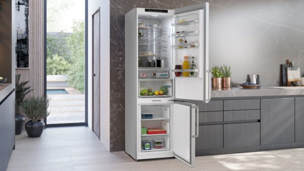 SIEMENS iQ500 FREESTANDING FRIDGE FREEZER - Image 8
