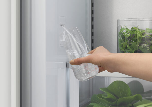F&P SERIES 9, BUILT-IN FRIDGE FREEZER RH - Ice & Water - Image 7