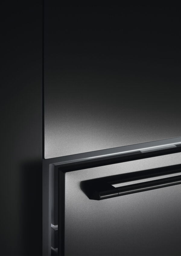 F&P SERIES 11, BUILT-IN FRIDGE FREEZER LH - Ice & Water - Image 7
